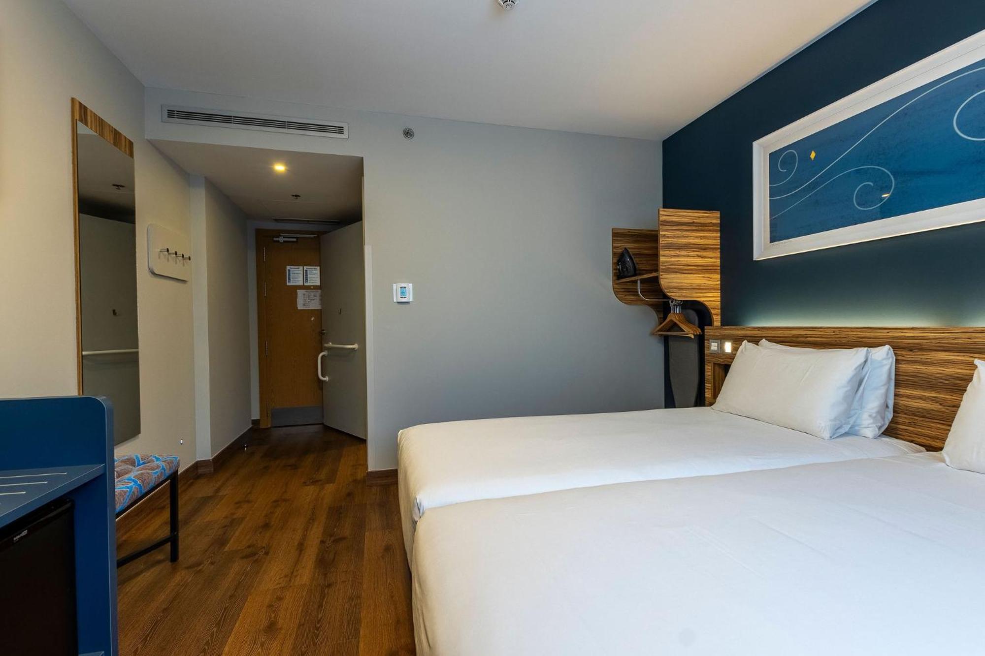 Travelodge Barcelona Poblenou Esterno foto