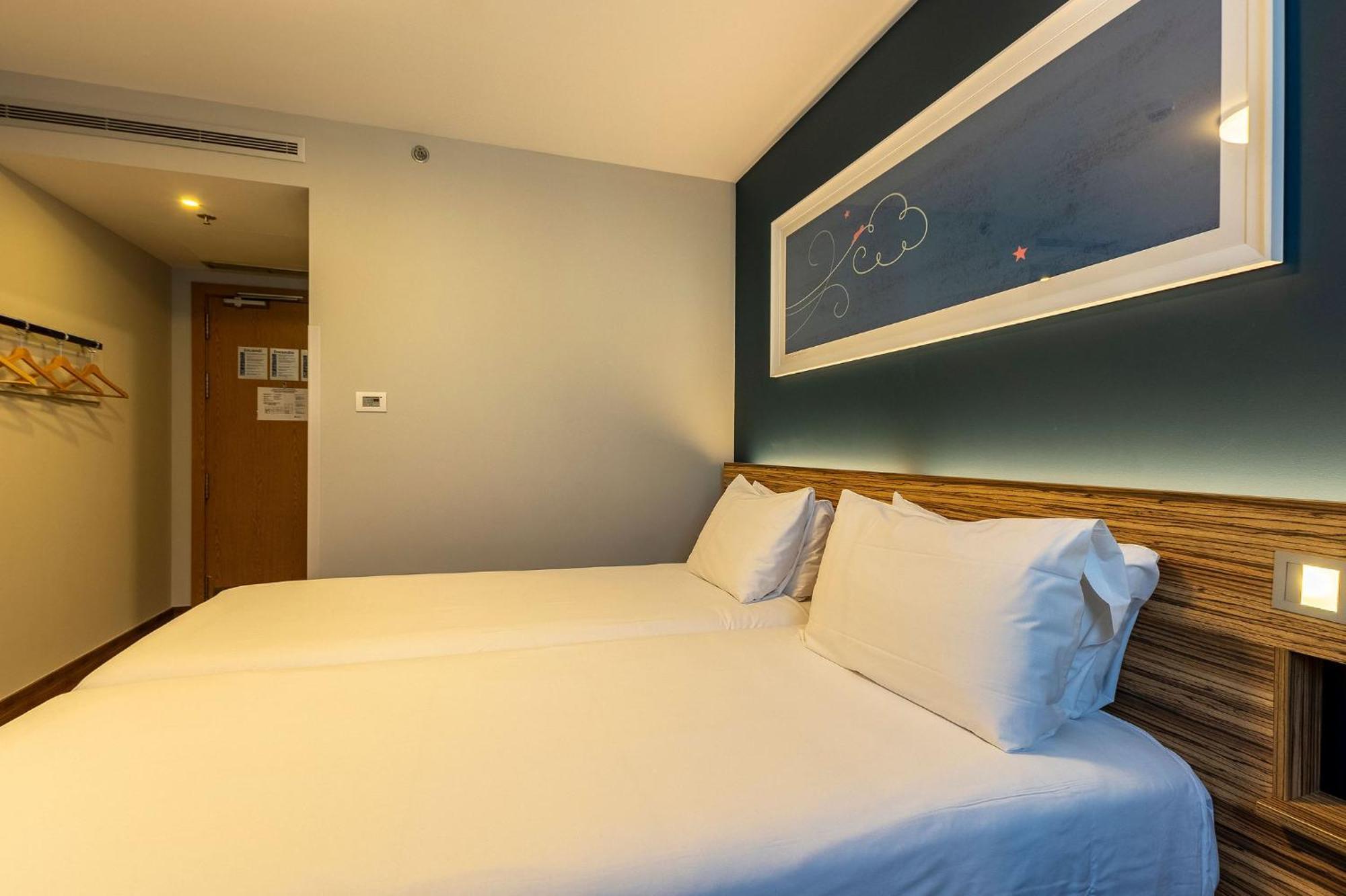 Travelodge Barcelona Poblenou Esterno foto
